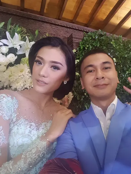 Dalam lima jam diunggah foto candaan Raditya Dika itu disukai hingga 317,589 warganet. "Yah gak da cerita jomblo lgi donh," tulis pandansyarief. "Wahahaha ga ada lagi dong couple jomblo raditya dika-baim wong," tulis masitanut. (Instagram/raditya_dika)