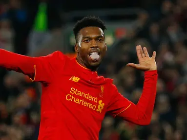 Tarian Daniel Sturridge saat merayakan gol keduanya ke gawang Tottenham Hotspur pada pertandingan babak 16 besar Piala Liga Inggris (EFL Cup) di Stadion Anfield, Liverpool, Inggris (25/10). Liverpool menang 2-1 atas Hotspur. (Reuters/Phil Noble)