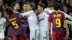 Atmosfir panas pada laga El Clasico seolah mengubah rivalitas Barcelona dan Real Madrid menjadi perang saudara antar pemain Timnas Spanyol yang ada di kedua tim. Puncaknya wasit mengusir Sergio Ramos akibat ulahnya mendorong wajah Carles Puyol saat para pemain Barcelona memprotes tekel keras Ramos terhadap Messi beberapa menit sebelum pertandingan bearkhir. (AFP/Josep Lago)