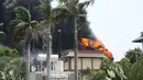 Kebakaran melanda gardu induk PLN di Kembangan, Jakarta Barat, Rabu (2/9/2015). Akibat kebakaran ini, PLN terpaksa memadamkan jaringan listrik di sejumlah titik di Jakarta dan Tangerang. (Liputan6.com/Gempur M Surya)