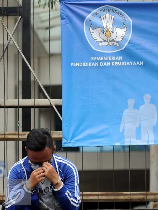 Seorang mahasiswa Universitas Ibnu Chaldun tertunduk di depan Gedung Dirjen Dikti, Jakarta Rabu (7/10/2015). Mahasiswa Universitas Ibnu Chaldun meminta pencabutan pembekuan kampus mereka. (Liputan6.com/Helmi Fithriansyah)