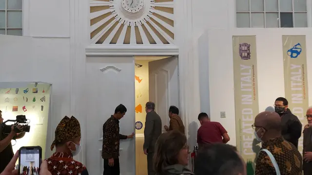 Dubes Italia Untuk Indonesia Benedetto Latteri, meresmikan Pameran seni dengan dibukanya pintu menuju kumpulan pameran yang ada di gedung Galeri Nasional Indonesia, (Liputan6.com/ Linda sapira)
