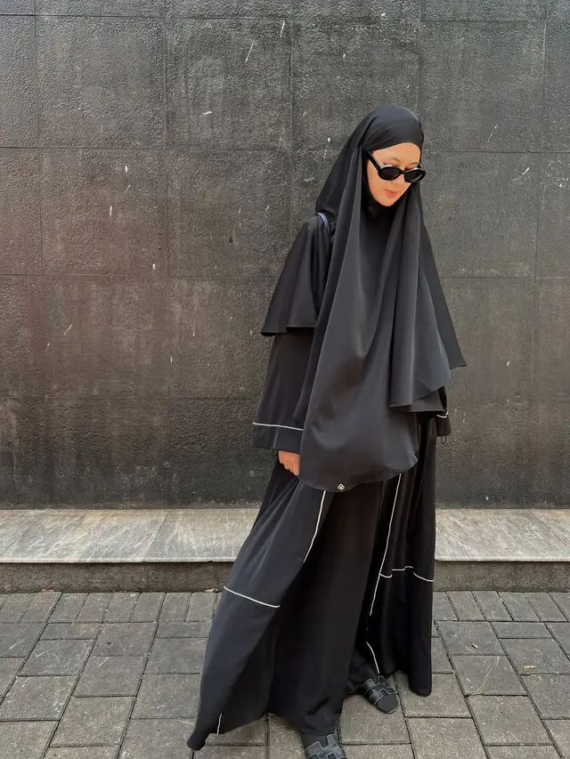 Gaya Syar'i Stylish Paula Verhoeven, Padukan Abaya Hitam dengan Tas dan Sandal Hermes