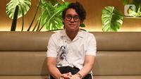 Penyanyi Ardhito Pramono berpose seusai rilis album perdana di kawasan Senopati, Jakarta, Rabu (13/7/2022). Ardhito Pramono merilis album full perdana yang diberi nama Wijayakusuma. (Liputan6.com/Herman Zakharia)