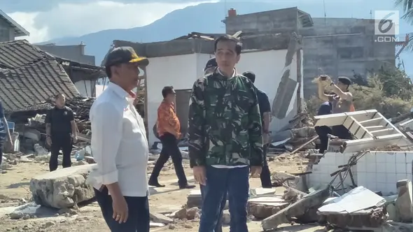 Presiden Joko Widodo (Jokowi) didampingi Menteri Koordinator Bidang Politik, Hukum,dan Keamanan Wiranto meninjau lokasi reruntuhan bangunan akibat gempa dan tsunami di Kota Palu, Sulawesi Tengah, Minggu (30/9). (Liputan6.com/Septian Deny)