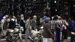Warga berbelanja sepatu di sebuah pasar menjelang Hari Raya Idul Fitri di Sanaa, Yaman, Jumat (22/5/2020). Idul Fitri menandai berakhirnya bulan suci Ramadan. (Xinhua/Mohammed Mohammed)