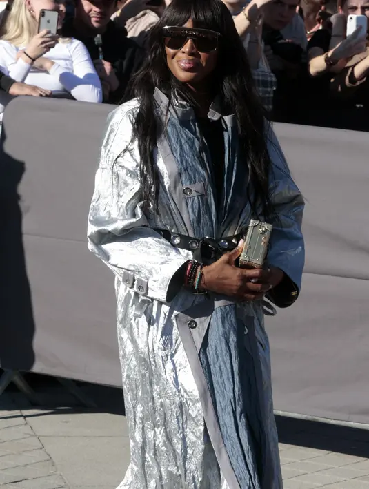 Naomi Campbell  saat tiba menghadiri koleksi busana Louis Vuitton Spring/Summer 2023 yang dipresentasikan selama Paris Fashion Week di Paris pada Selasa, 4 Oktober 2022. (AFP/Geoffroy VAN DER HASSELT)