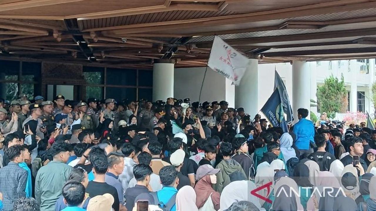 Polisi Amankan Enam Pendemo JKA Aceh Saat Aksi di Kantor Gubernur