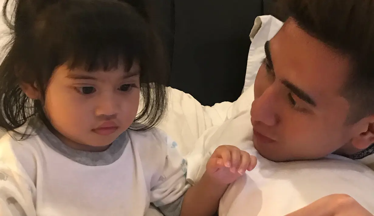 Seringkali Verrell dan Vania menghabiskan waktu bersama. Kalau yang satu ini, mereka terlihat sedang bermain di atas tempat tidur.  (Instagram/bramastavrl)