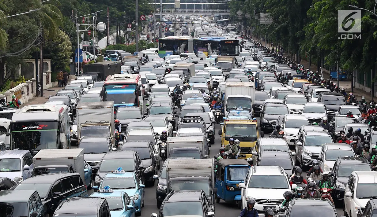 Kendaraan terjebak kemacetan di Jalan Medan Merdeka Timur, Jakarta, Rabu (14/2). Demo yang digelar sopir taksi online di depan Istana Negara menyebabkan kemacetan di sejumlah ruas jalan akibat pengalihan arus lalu lintas. (Liputan6.com/Immanuel Antonius)