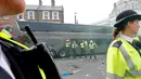 Polisi menjaga ketat bus Manchester United jelang laga melawan West Ham United di Boleyn Ground, London, Rabu (11/5/2016) dini hari WIB. (Reuters/Eddie Keogh)