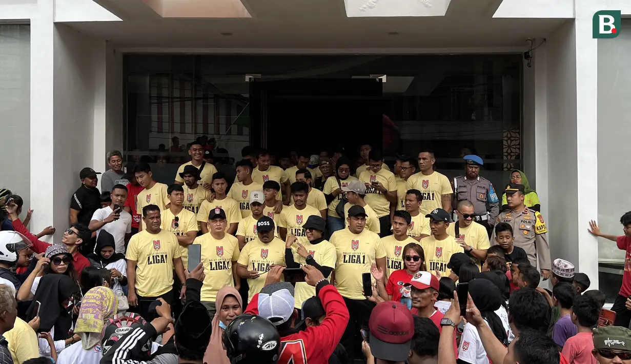 <p>Sejumlah pemain, pelatih, dan ofisial Malut United berorasi setelah konvoi di Kota Ternate, Maluku Utara pada Kamis (14/03/2024). (Bola.com/Hery Kurniawan)</p>