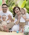 Kehidupan Surya Saputra dan Cynthia Lamusu semakin berwarna sejak kehadiran sepasang anak kembar mereka, Atharva Bimasena Saputra dan Ataya Tatjana Aisyah Putri. Sebagai ibu, begini lah cara Cynthia mendandani anak kembarnya. (Intagram/tatjanadanbima)