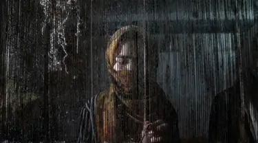 Seorang wanita Afghanistan menganyam karpet di pabrik karpet tradisional di Kabul, Afghanistan, Senin (6/3/2023). Setelah Taliban berkuasa di Afghanistan, banyak hak dasar wanita telah dirampas. (AP Photo/Ebrahim Noroozi)