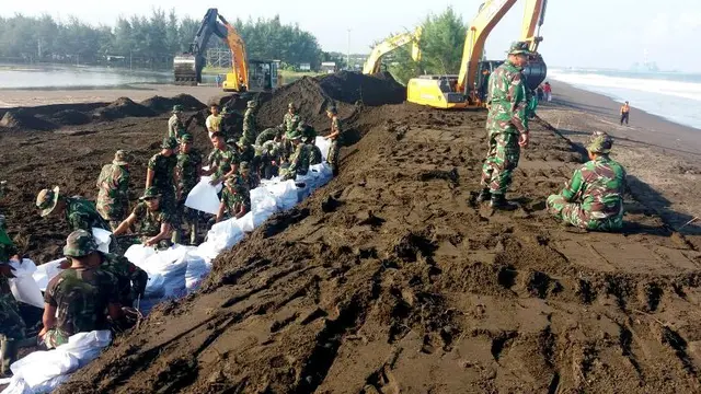 TNI dan relawan memperbaiki tanggul panahan ombak yang jebol di Kawasan Teluk Penyu, Cilacap, pada 2016 lalu. (Foto: Liputan6.com/Muhamad Ridlo)