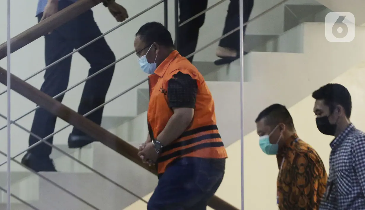 Kepala BPBD Kolaka Timur Sulawesi Tenggara, Anzarullah usai menjalani rilis di Gedung KPK Jakarta, Rabu (22/9/2021). Anzarullah ditahan terkait dugaan suap dana hibah BNPB untuk Rehabilitasi dan Rekonstruksi serta Dana Siap Pakai (DSP) di Kabupaten Kolaka Timur. (Liputan6.com/Helmi Fithriansyah)