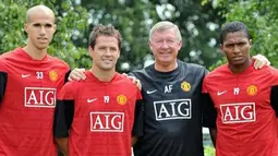 Bos Manchester United, Sir Alex Ferguson (sweater hitam) berpose dengan pemain barunya: Michael Owen, Antonio Valencia dan Gabriel Obertan pada 13 Juli 2009 di pusat latihan tim di Carrington, Manchester. AFP PHOTO/NEIL JONES