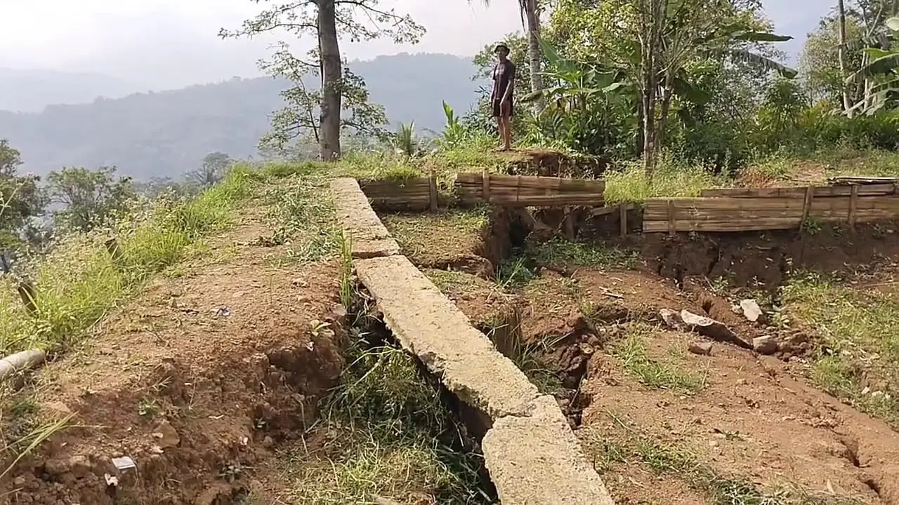Pergerakan tanah akibat musim hujan Desa Sukamulya, Kecamatan Pakenjeng Garut, Jawa Barat, semakin mengkhawatirkan, janji Pemda Garut untuk merelokasi warga belum terpenuhi. (Liputan6.com/Jayadi Supriadin)