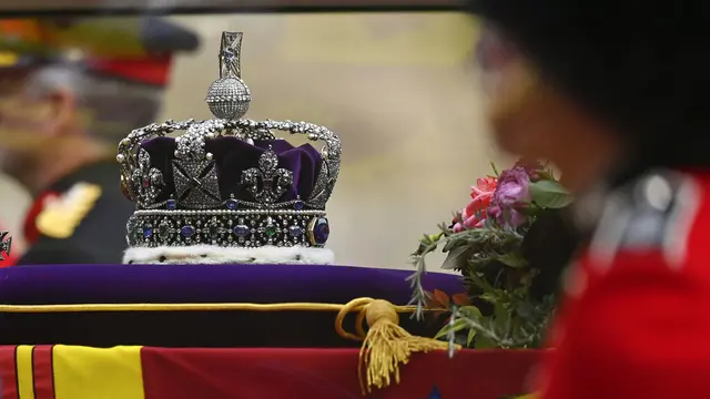 Imperial State Crown diletakkan di atas peti mati Ratu Elizabeth II. (Foto: Justin Setterfield/Pool Photo via AP)