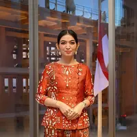 Selvi Ananda tampil mencuri perhatian dalam balutan wastra nusantara di Jepang, (Foto: Instagram/ Selvi Ananda)