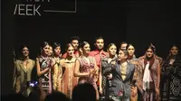 Perancang busana Indonesia Merdi Sihombing unjuk talenta dalam Tresemme Bangladesh Fashion Week 2019. (Dokumentasi KBRI Dhaka)