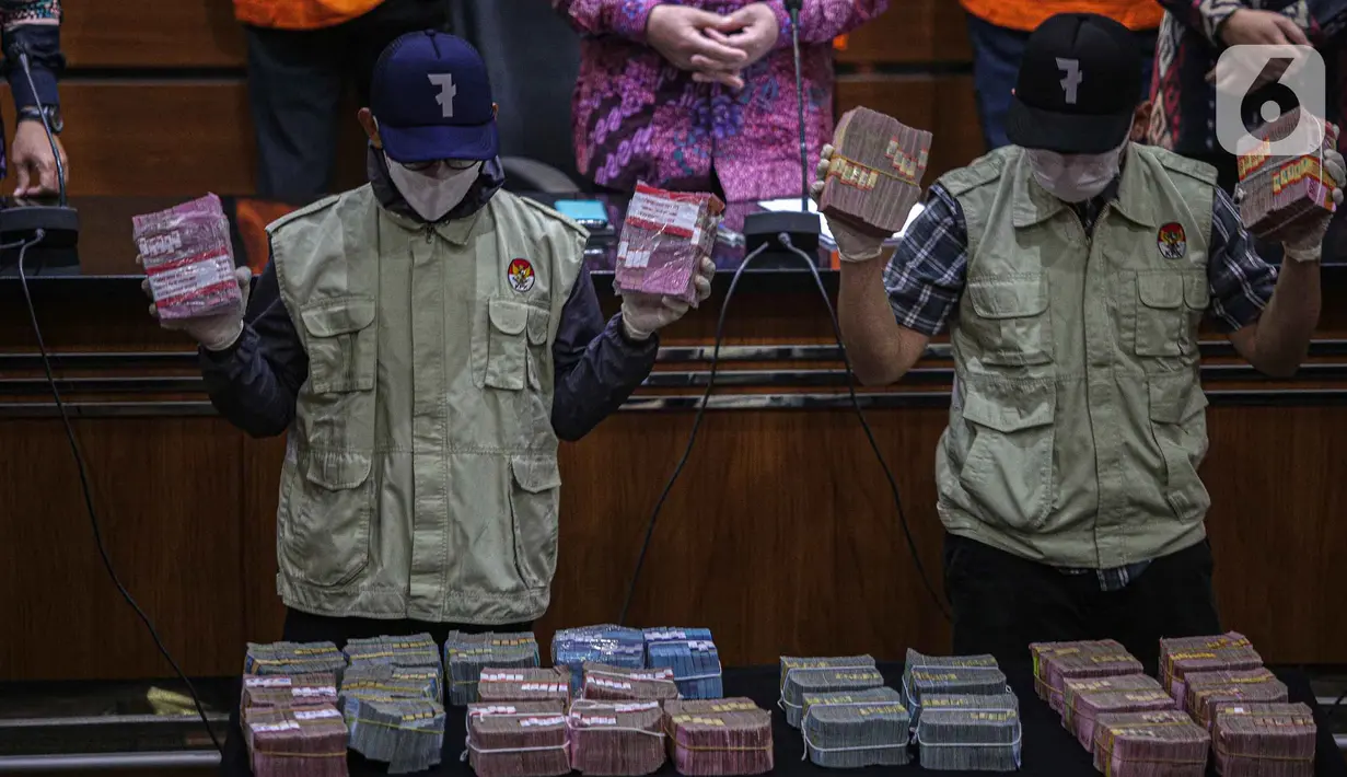 Petugas menunjukan barang bukti hasil Operasi Tangkap Tangan (OTT) tersangka Walikota Rahmat Effendi dengan sejumlah tersangka di Gedung KPK, Jakarta, Kamis (6/1/2022). KPK mengamankan barang bukti uang Rp5,7 miliar yang diterima Wali Kota Bekasi Rahmat Effendi. (Liputan6.com/Faizal Fanani)