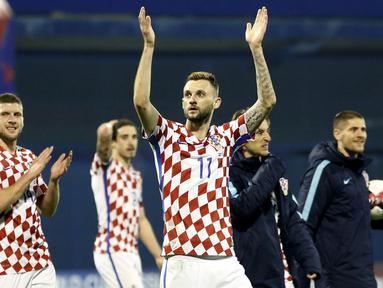 Gelandang Kroasia, Marcelo Brozovic, merayakan kemenangan atas Yunani pada laga leg pertama playoff Piala Dunia 2018 di Stadion Maksimir, Kamis (9/11/2017). Kroasia menang 4-1 atas Yunani. (AP/Darko Bandic)