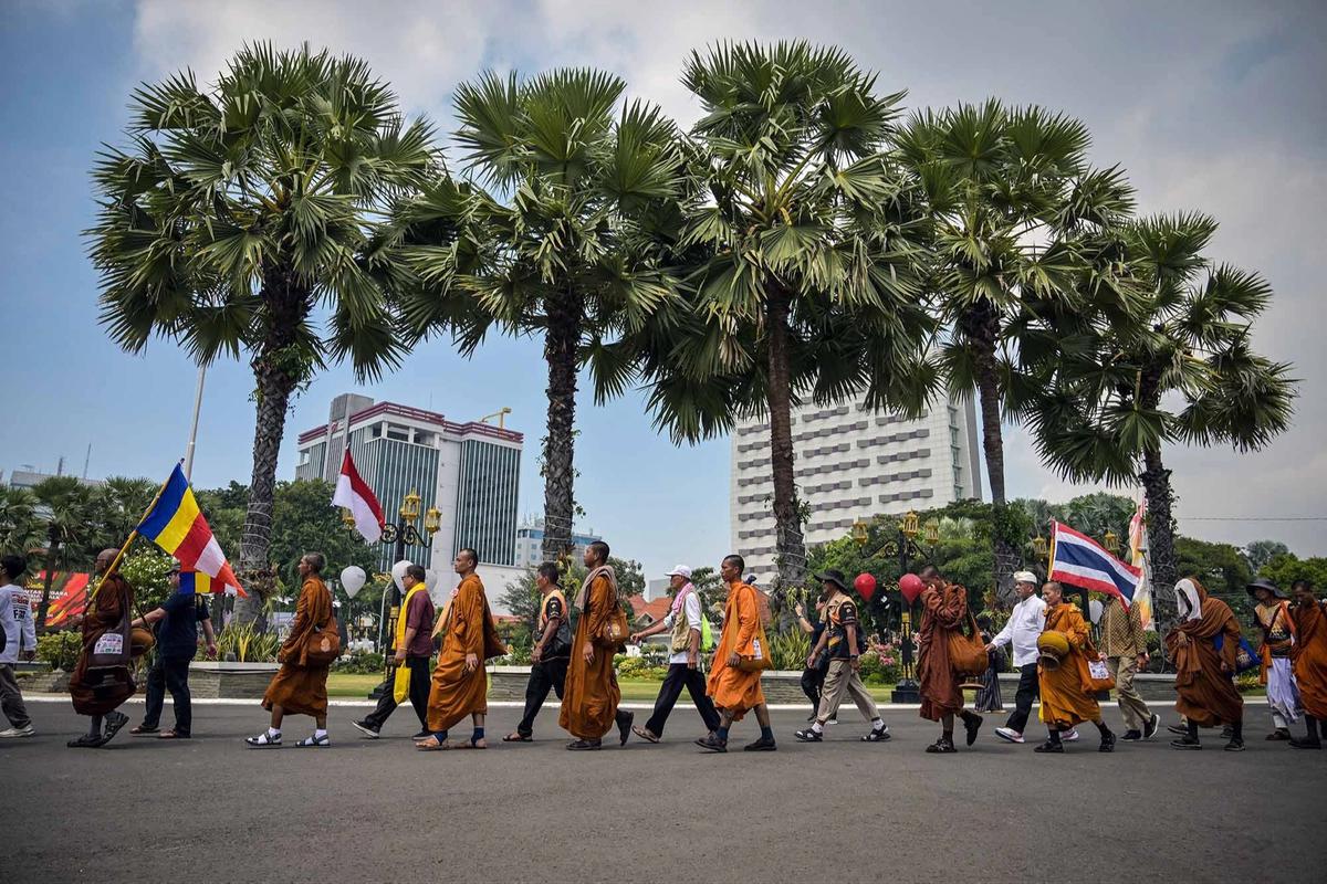 FOTO: Biksu Empat Negara Jalan Kaki Menuju Borobudur Suarakan Perdamaian