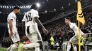 Penyerang Juventus Cristiano Ronaldo (kanan) bersama Emre Can dan Moise Kean merayakan gol ke gawang Atletico Madrid pada leg kedua babak 16 besar Liga Champions di Allianz Stadium, Turin, Selasa (12/3). Ronaldo mencetak hattrick. (Marco BERTORELLO/AFP)