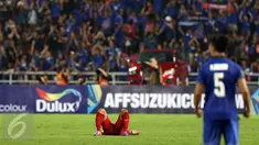 Salah satu pemain Timnas Indonesia terkapar usai laga final kedua Piala AFF 2016 melawan Thailand di National Stadium Rajamangala, Bangkok, Sabtu (17/12). Indonesia kalah 2-0 dan harus puas menjadi runner up. (Liputan6.com/Helmi Fithriansyah)