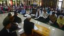Suasana saat penyadang tunanetra bertadarus Alquran braile di Masjid Raya Cipinang Muara, Jakarta, Sabtu (2/6). Peserta berasal dari Bangka Belitung, Sumbar, DKI Jakarta, Jabar, Jateng, DIY, dan Kalimantan Barat dan lain-lain. (Merdeka.com/Imam Buhori)