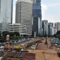 Aktivitas para pekerja saat menyelesaikan pembangunan Mass Rapid Transit (MRT), di Jakarta, Kamis (18/6/2015). Meski memasuki bulan Ramadan, pengerjaan MRT tetap berjalan dan ditargetkan selesai pada 2018. (Liputan6.com/Johan Tallo)