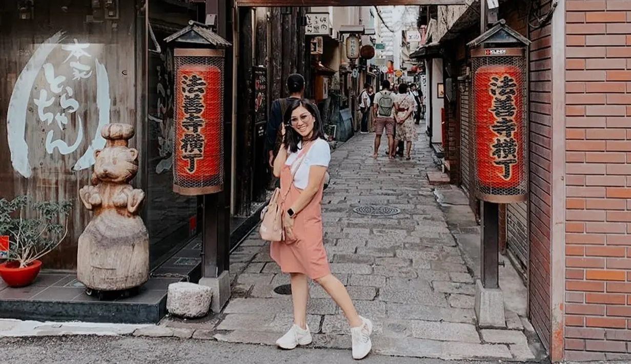 Saat berlibur di Jepang, Nisya pun terlihat sangat santai. Ia juga mengenakan busana dengan warna pastel yang dipadukan dengan kacamata serta jam tangan. (Liputan6.com/IG/@nissyaa)