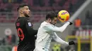 Bek AC Milan, Theo Hernandez berebut bola dengan pemain Salernitana, Andrea Schiavone pada pertandingan lanjutan Liga Serie A Italia di stadion San Siro, di Milan, Italia (4/12/2021). AC Milan menang atas Salernitana dengan skor 2-0. (AP Photo/Antonio Calanni)