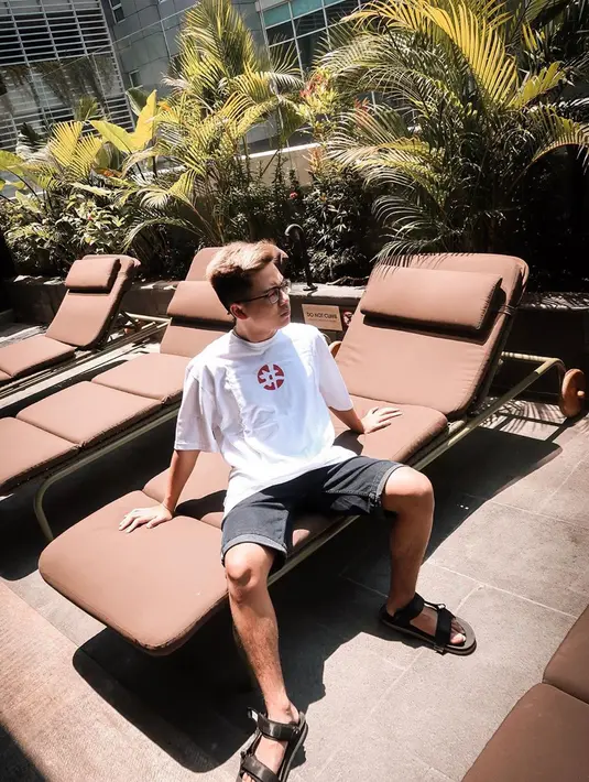 Penampilan remaja asal Surabaya ini juga banyak berubah.Brandon terlihat lebih berkharisma saat memakai kacamata. (Liputan6.com/IG/@brandon_lilhero)