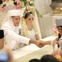 "Hari ini luar biasa deg-degannya, lebih-lebih dari syuting. Sampai 2 kali (akad), Sebenernya udah siap sih. Tapi sempet ke-distract sama penghulunya," ungkap Puadin Redi seusai menjalani akad nikah Minggu (16/10/2016). (Galih W. Satria/Bintang.com)