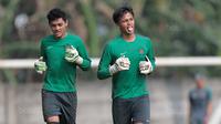 Dua kiper Timnas U-19, Rakasurya Handika (kanan) dan Adi Satrio saat mengikuti sesi latihan Perdana di Lapangan Legenda Football Arena, Bekasi, Jumat (29/9/2017). Latihan ini untuk persiapan uji coba melawan Kamboja dan Thailand.  (Bola.com/Nicklas Hanoat
