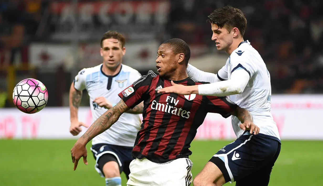 Pemain Milan, Luis Adriano (kiri) berebut bola dengan pemain Lazio Wesley Hoedt pada lanjutan liga Italia serie A di Stadion San Siro, Millan, Senin (21/3/2016) dini hari WIB. (EPA/Daniel Dal Zennaro)