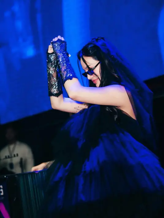 Mengenakan veil dan kacamata hitam, Erika Carlina tampil bak pengantin nyentrik dan gothic [@eri.carl]