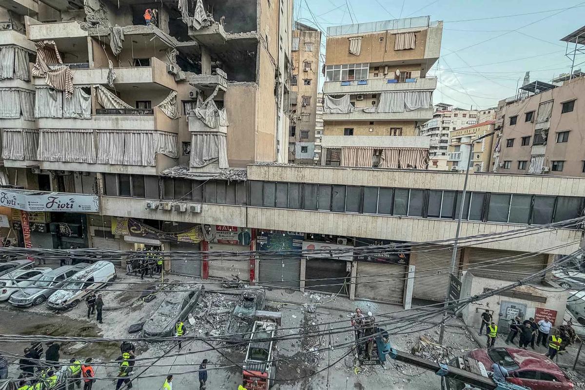 FOTO: Gedung Porak-Poranda Setelah Serangan Israel yang Menewaskan Komandan Militer Hizbullah