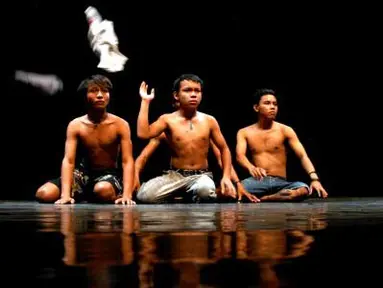 Sejumlah artis memainkan perannya, saat pementasan teater 'Maha Ibu' di Taman Budaya Jatim, Surabaya, Rabu (4/4). Pementasan teater yang dimainkan oleh Teater Rumah Hati, beranggotakan oleh bekas tahanan anak Jombang dan Blitar tersebut, bercerita tentang cerita hidup empat tahanan anak yang telah bebas dan merindukan ibu mereka. (Antara)