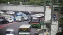 Sejumlah kendaraan melintas di bawah JPO Bundaran HI yang sedang adalam tahap penyelesaian, Jakarta, Selasa (26/8/14). (Liputan6.com/Faizal Fanani)