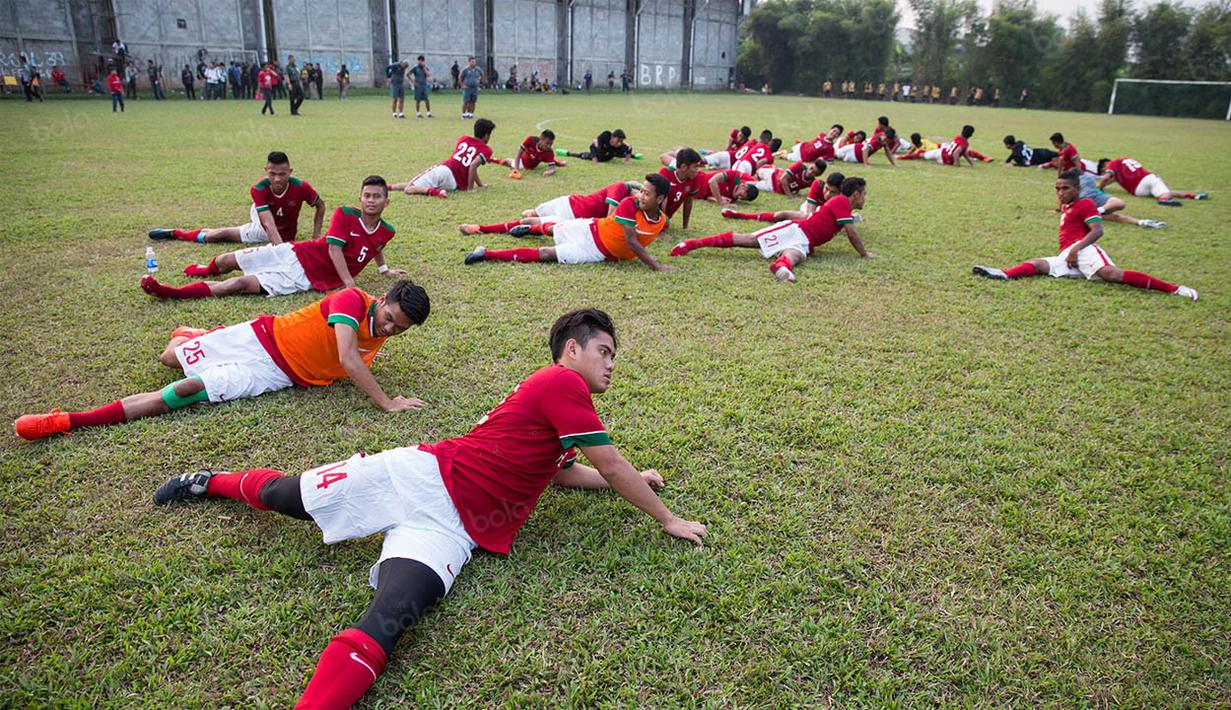 Para pemain Timnas Indonesia U-19 melakukan pendinginan usai laga ujicoba melawan PPLM di Lapangan NYTC Sawangan, Depok, Jawa Barat, Jumat (5/8/2016). Indonesia U-19 menang 3-0 atas PPLM. (Bola.com/Vitalis Yogi Trisna)