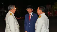 Presiden ke-6 Susilo Bambang Yudhoyono dan Presiden ke-7 yang saat ini menjabat, Joko Widodo, yang akrab bercengkrama dalam satu momen bersama Prabowo dalam acara Parade Senja HUT ke-78 TNI di Kementerian Pertahanan, Senin (9/10/2023).