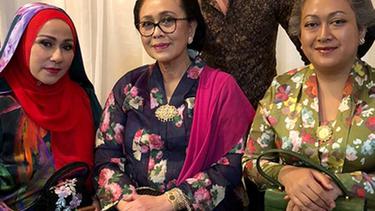 Mayangsari Dan Halimah Kompak Kenakan Seragam Saat Cicit Soeharto Nikah News Entertainment Fimela Com