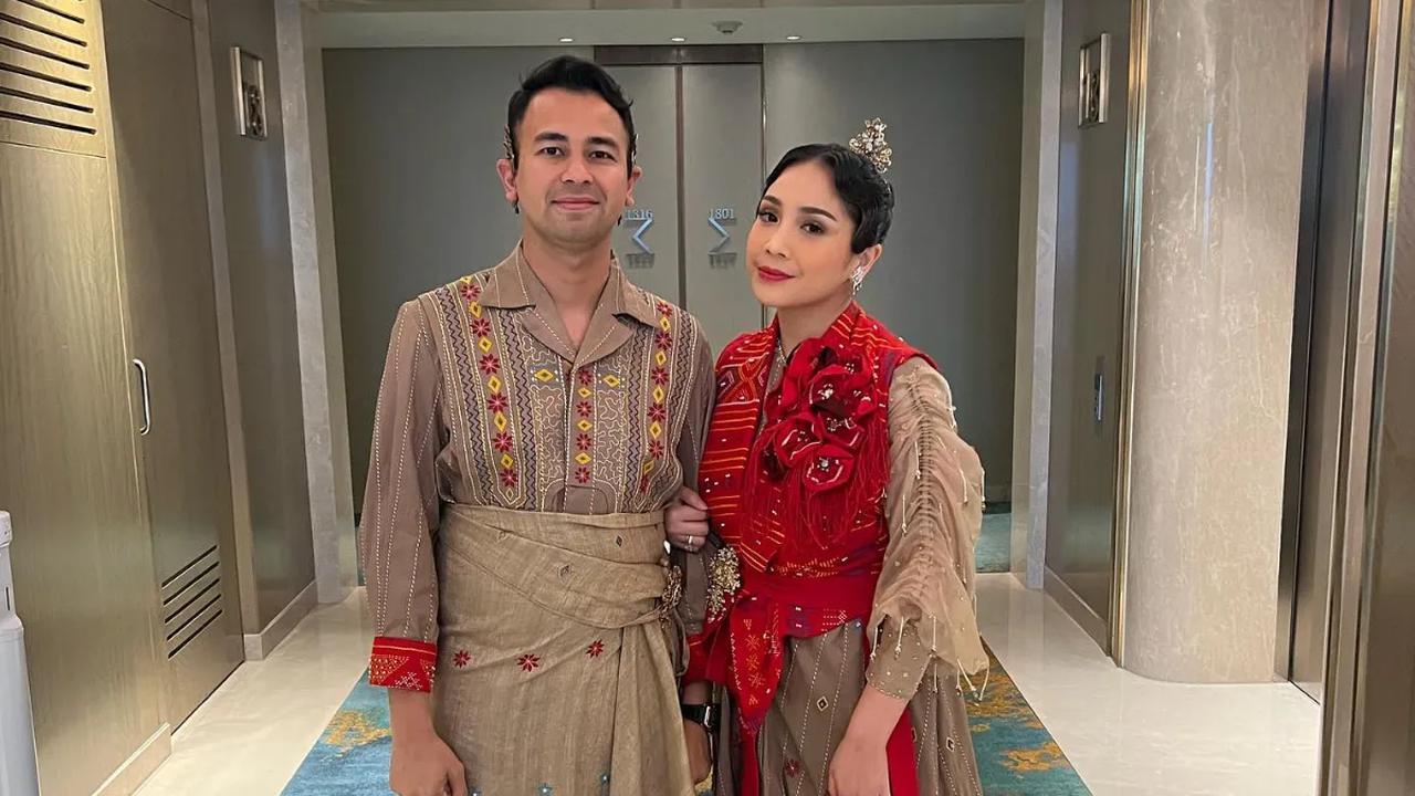 Pasangan Raffi Ahmad dan Nagita Slavina yang kompak ikut serta dalam event fashion show langsung mencuri perhatian rekan artis dan para netizen.<br>