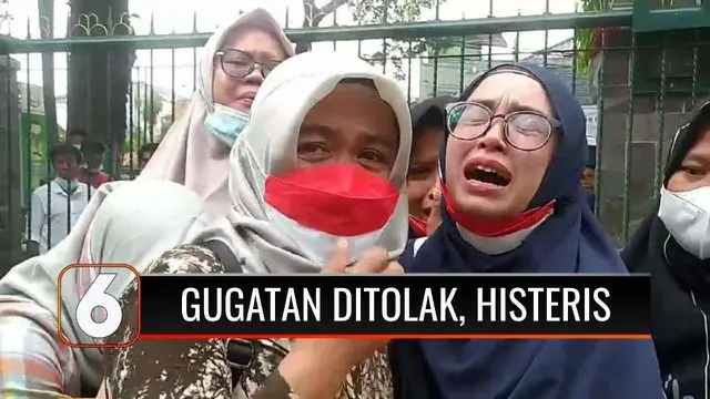 Sejumlah wanita menangis histeris karena gugatannya ditolak oleh Majelis Hakim PN Tangerang. Mereka merupakan korban penggusuran proyek Jalan Tol JORR 2.