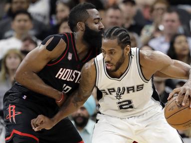 Pebasket San Antonio Spurs, Kawhi Leonard, berusaha melewati pebasket Houston Rockets, James Harden, pada laga semifinal wilayah barat NBA di AT&T Center, San Antonio, Rabu (3/5/2017). Spurs menang 121-96 atas Rockets. (AP/Eric Gay)