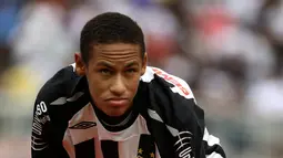 Pemain Santos Neymar bersiap menghadapi Corinthians pada dalam Paulista Championship 2009 di Stadion Pacaembu, Sao Paulo, Brasil, 22 Maret 2009. (AFP PHOTO/Mauricio Lima)