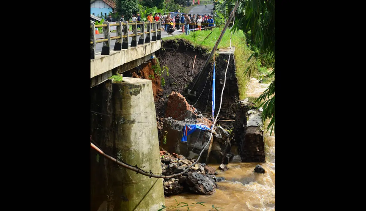 Arus mudik jalur selatan terganggu lantaran fondasi Jembatan Cibaruyan, Ciamis, Jawa Barat, ambles tergerus air sungai, Kamis (24/7/14). (ANTARA FOTO/Adeng Bustomi)
